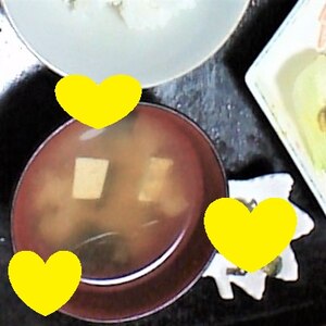 玉ねぎと豆腐とわかめの味噌汁